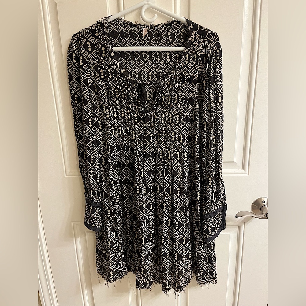 Free People. Dark Brown (it looks black in pictures). Gently Worn. Size Small.
